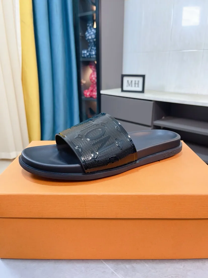 Ex-factory price 320🌹🌹 (lv-Louis Vuitton) new men's sandals, high-end boutique, exquisite embossed logo decoration on the upper, fine workmanship, super soft soles, casual, loose and comfortable, a must-have in summer! \nsize：38-44